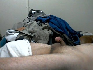 Hän tulee sisään huone kohteeseen roikkua laundry ja stays kun taas minä am recording tämä