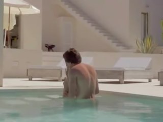 Fantastisks sensitive pieaugušais filma uz the swimmingpool