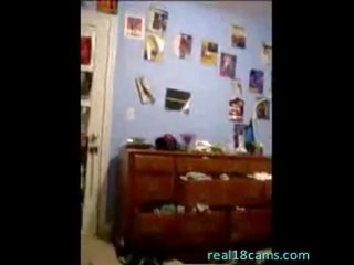 Teen lady fucks hairbrush on webcam - real18cams.com