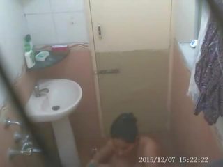 Indiai anya elcsípett meztelen míg figyelembe fürdőkád -ban rejtett kamera