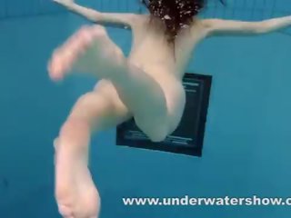 Brunette kristy stripping undervann