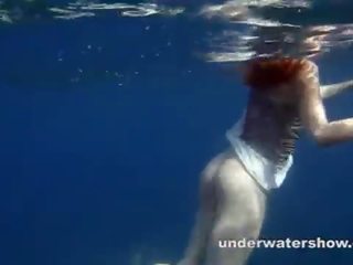 Nastya nuoto nuda in il mare