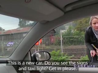 Pekeng taxi drayber fucks ginintuan ang buhok panlabas mula sa likod ng