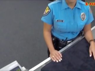 Mergina policija pareigūnas su didelis krūtys gavo pakliuvom su pawn vyras