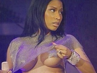Nicki minaj з оголеними грудьми: 