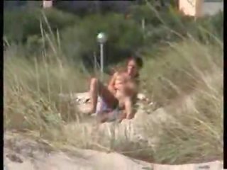 Desnuda adolescente en la playa
