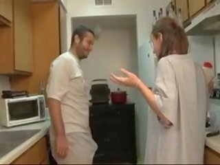 Bror og søster blowjob i den kjøkken