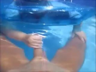 Nešvarus žmona duoti vyras smaukymas į baseinas po vandeniu & vadovauti jį sperma po vandeniu