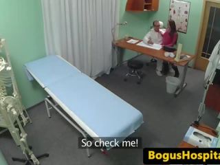 Европейски пациент чука доктор всички над офис