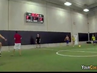 男女共学 条 dodgeball 在 大学 gymnasium