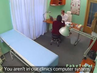 Piegato oltre scrivania paziente prende scopata in falso ospedale