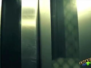 Lara y su mini atrapados pl el ascensor