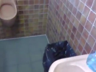 Szőke amatőr nyilvános wc fasz