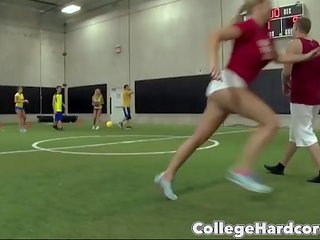 Fac des sports dodgeball jeu rapidement se transforme hardcore orgie sensationnel cr12385